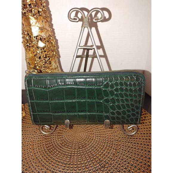 Ivanka Trump Crocodile Zip Clutch\Wallet - Picture 4 of 7